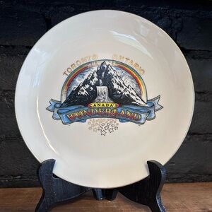 Canada's Wonderland Souvenir Plate - Cream